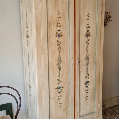 armadietto decorato
